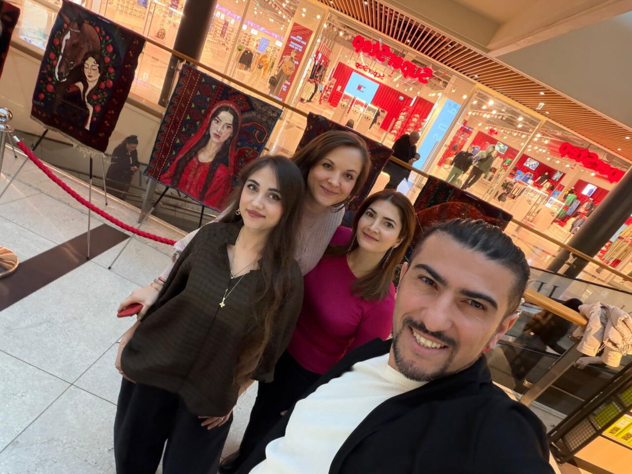 В Гяндже старые ковры превратили в яркие произведения искусства