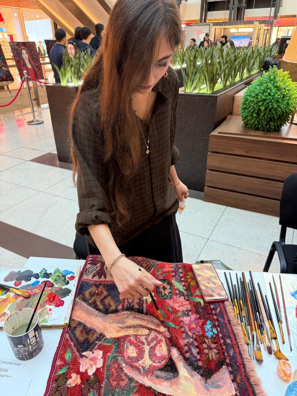 В Гяндже старые ковры превратили в яркие произведения искусства