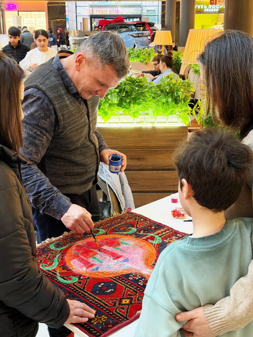 В Гяндже старые ковры превратили в яркие произведения искусства