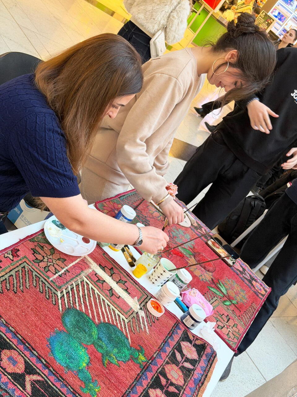 В Гяндже старые ковры превратили в яркие произведения искусства