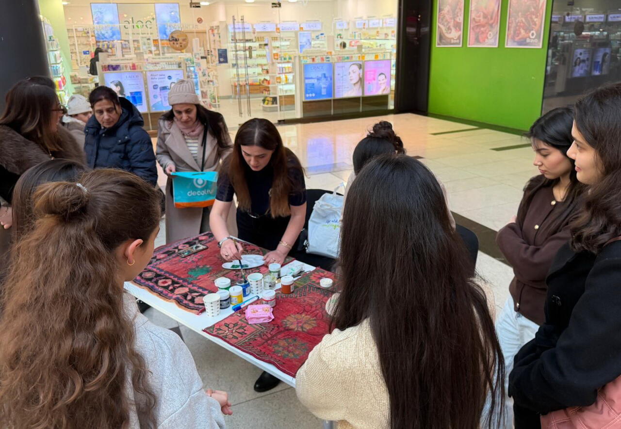 В Гяндже старые ковры превратили в яркие произведения искусства