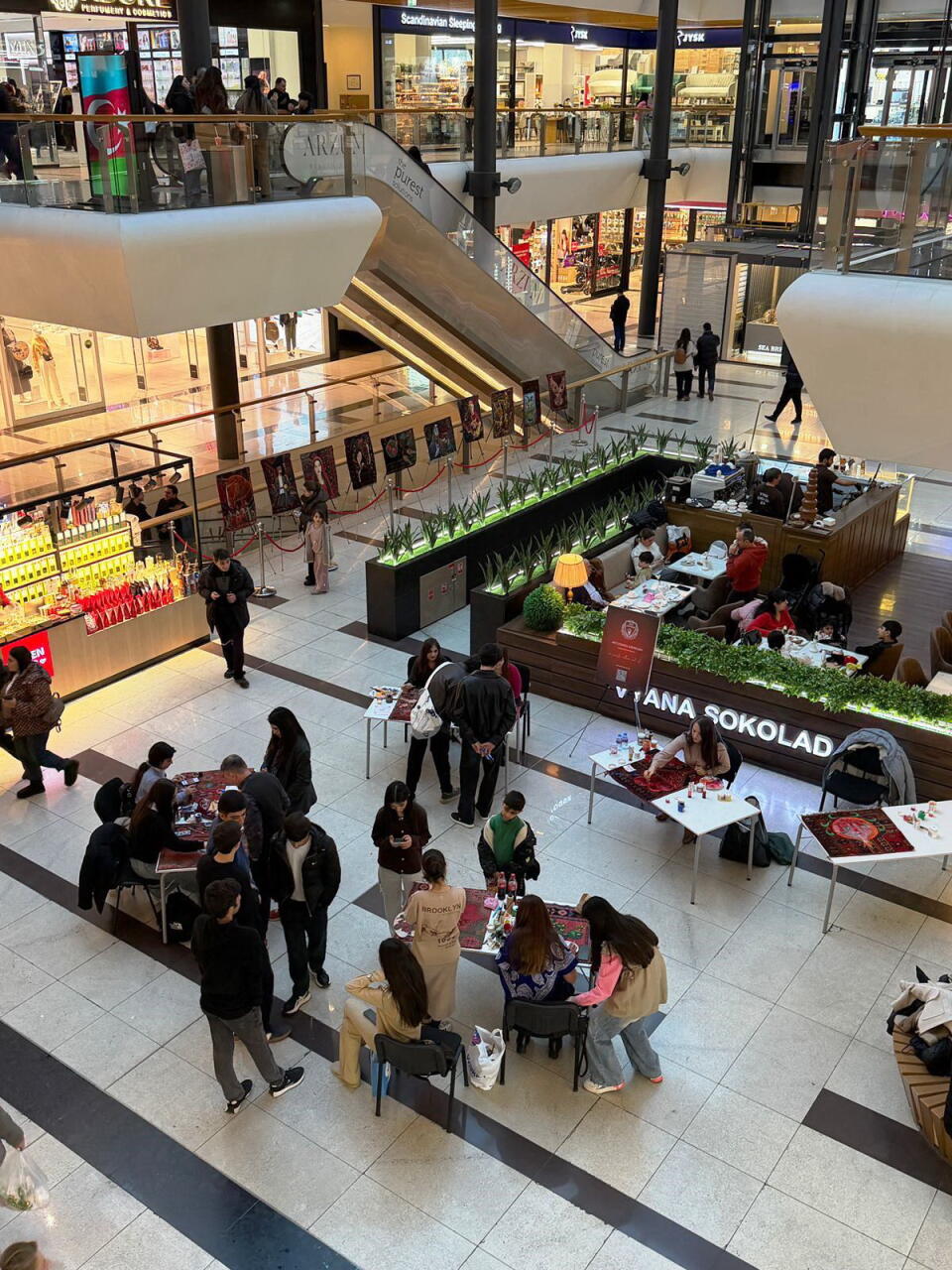 В Гяндже старые ковры превратили в яркие произведения искусства