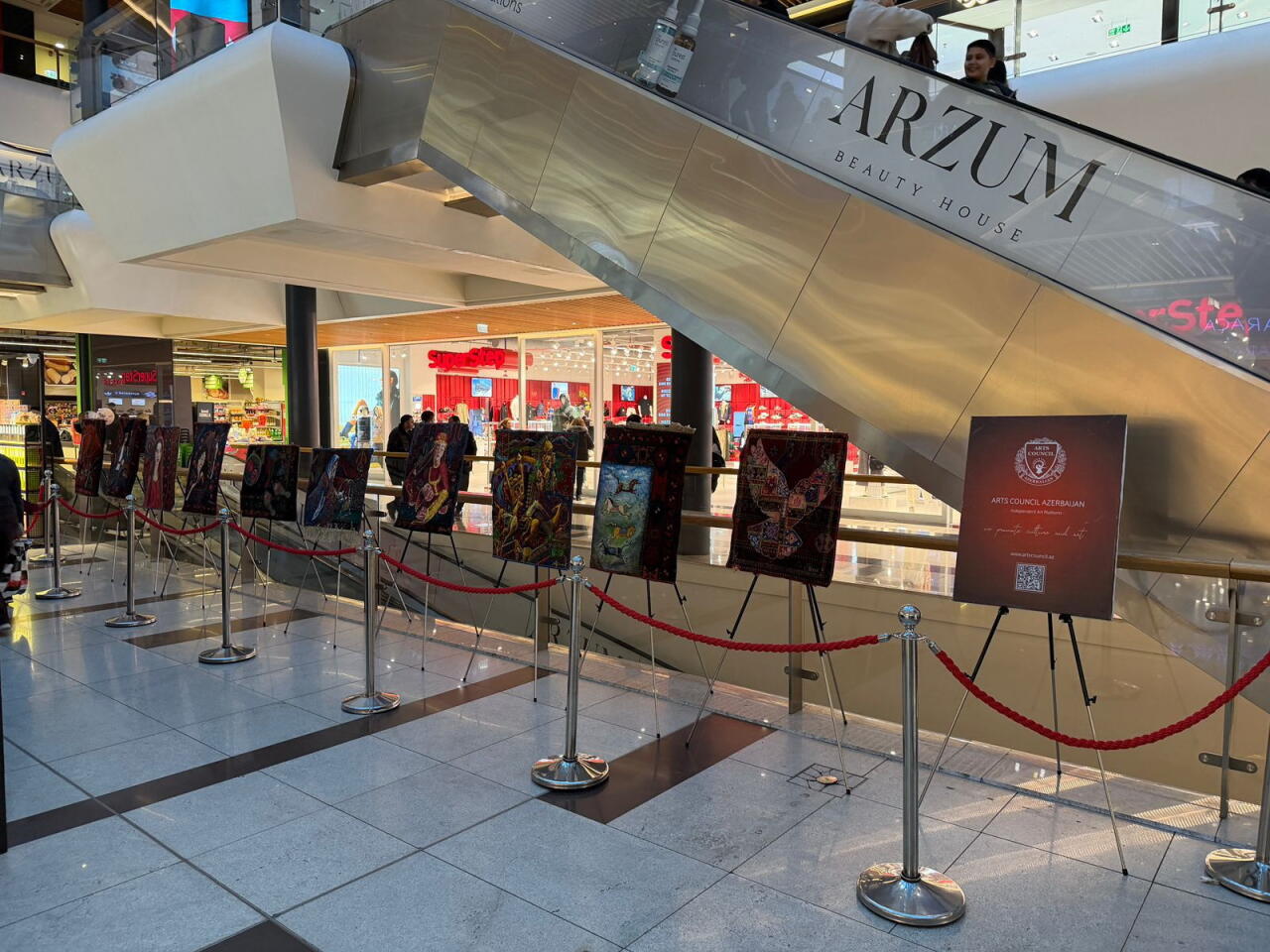 В Гяндже старые ковры превратили в яркие произведения искусства