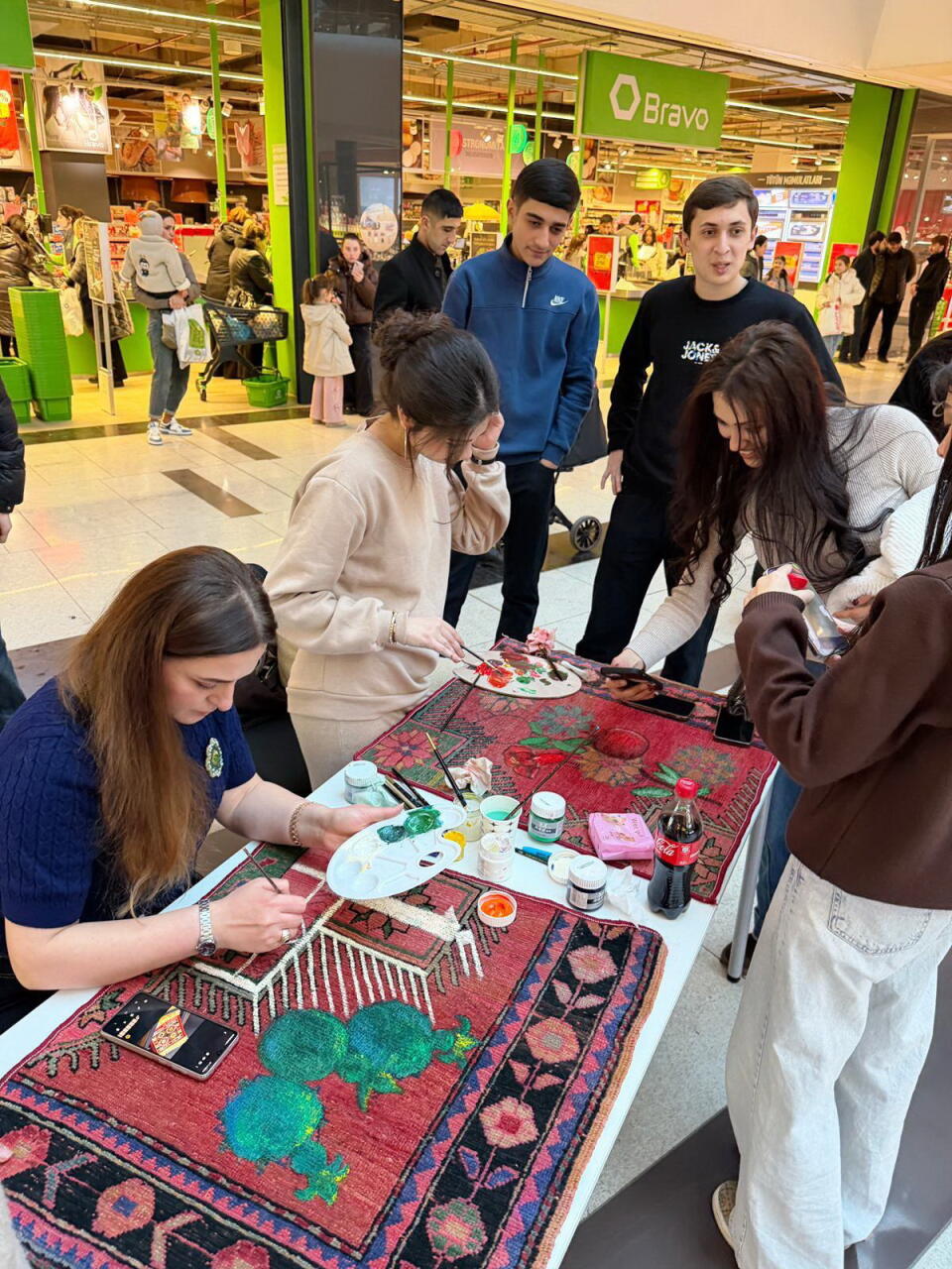 В Гяндже старые ковры превратили в яркие произведения искусства