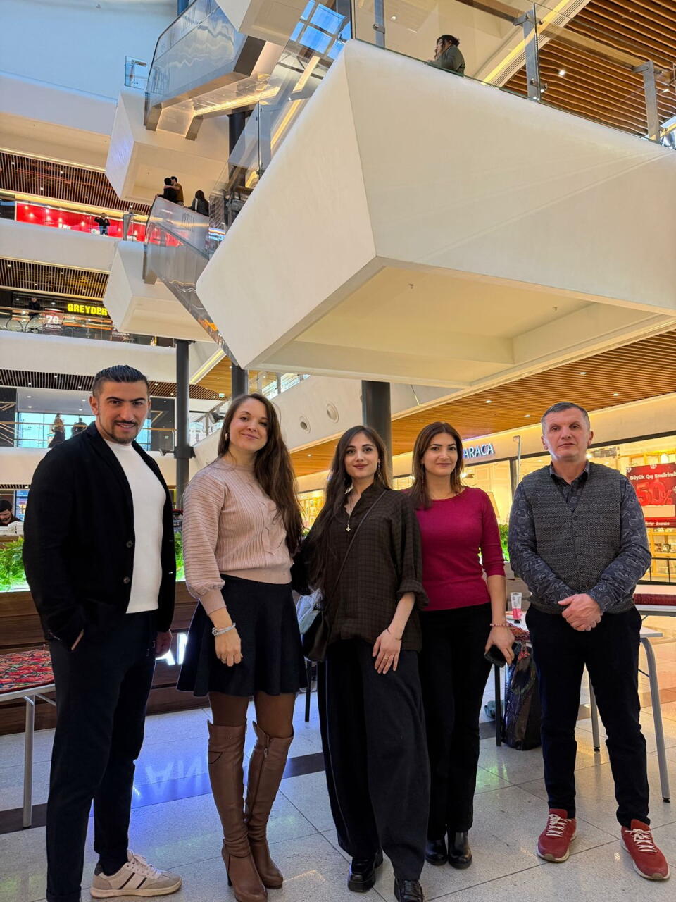 В Гяндже старые ковры превратили в яркие произведения искусства