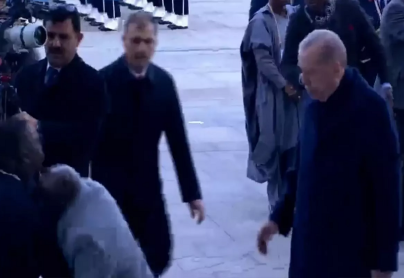 Президент Нигерии споткнулся и упал на официальной церемонии в Анкаре