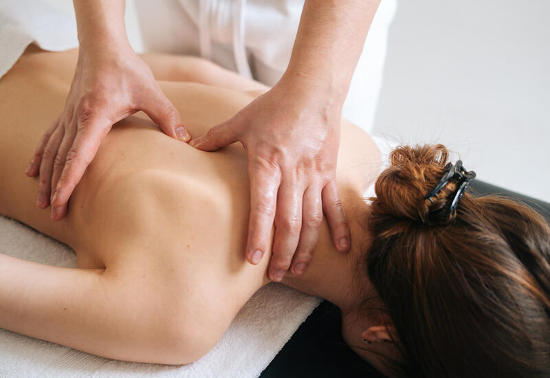 Названы риски применения мануальной терапии на позвоночнике