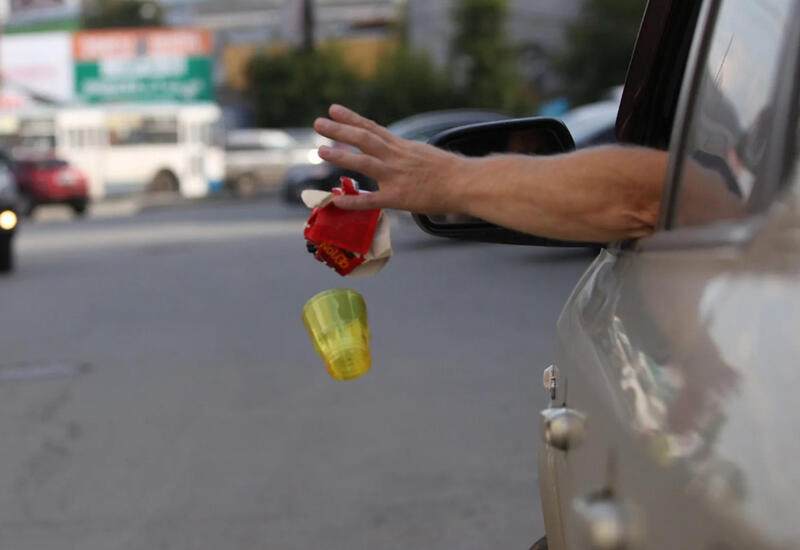 В Баку арестовали выбросившего мусор из автомобиля мужчину