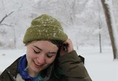 Стилисты перечислили щадящие волосы головные уборы