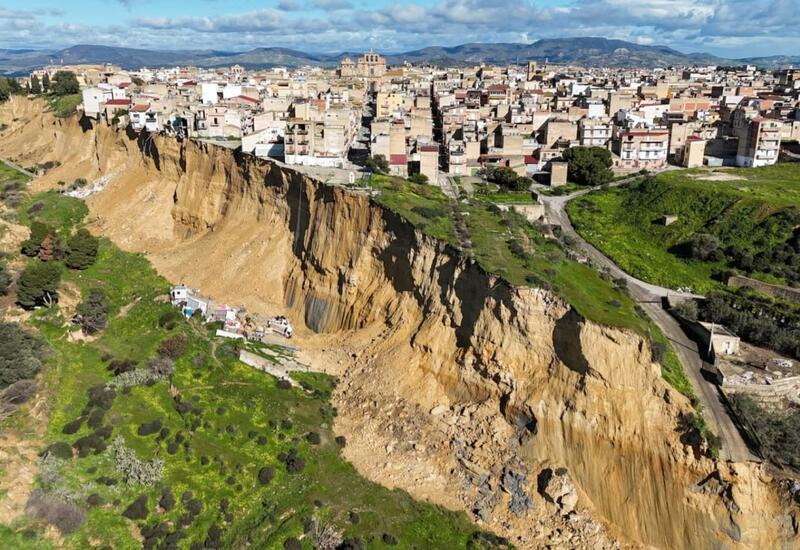 Сицилийский город Нишеми балансирует на краю обрыва