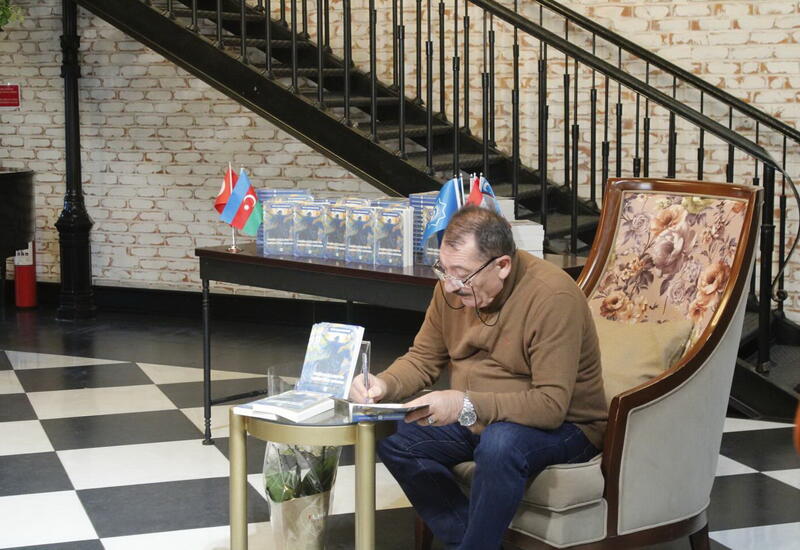 В Баку состоялась презентация новой книги азербайджанского поэта Рустама Бехруди