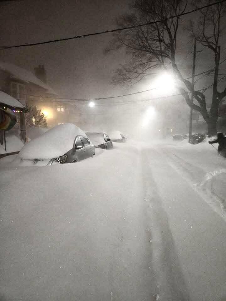 Сильнейшие снегопады в Канаде