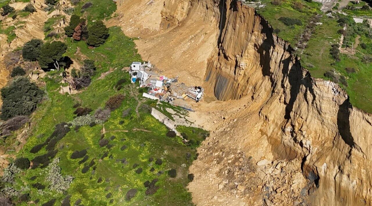 Сицилийский город Нишеми балансирует на краю обрыва