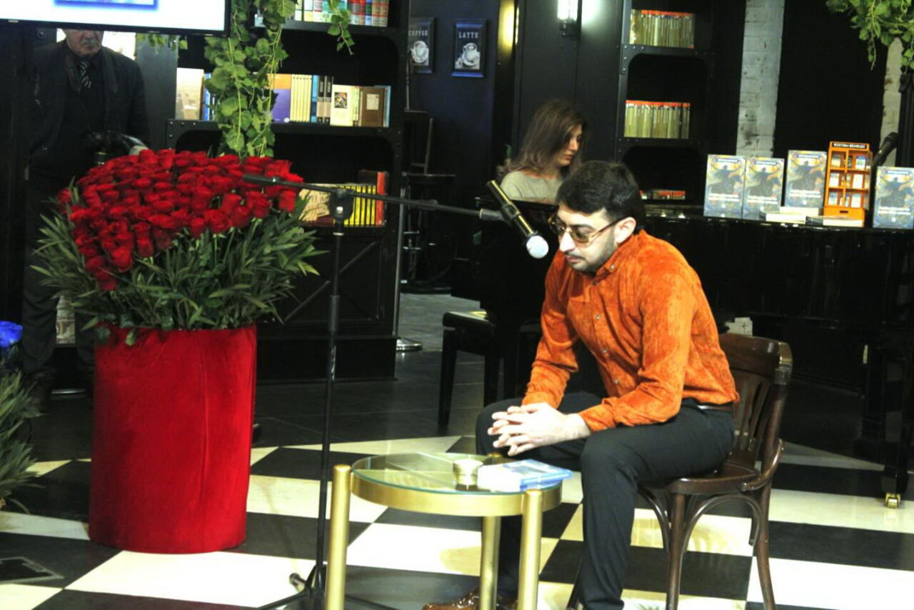 В Баку состоялась презентация новой книги азербайджанского поэта Рустама Бехруди