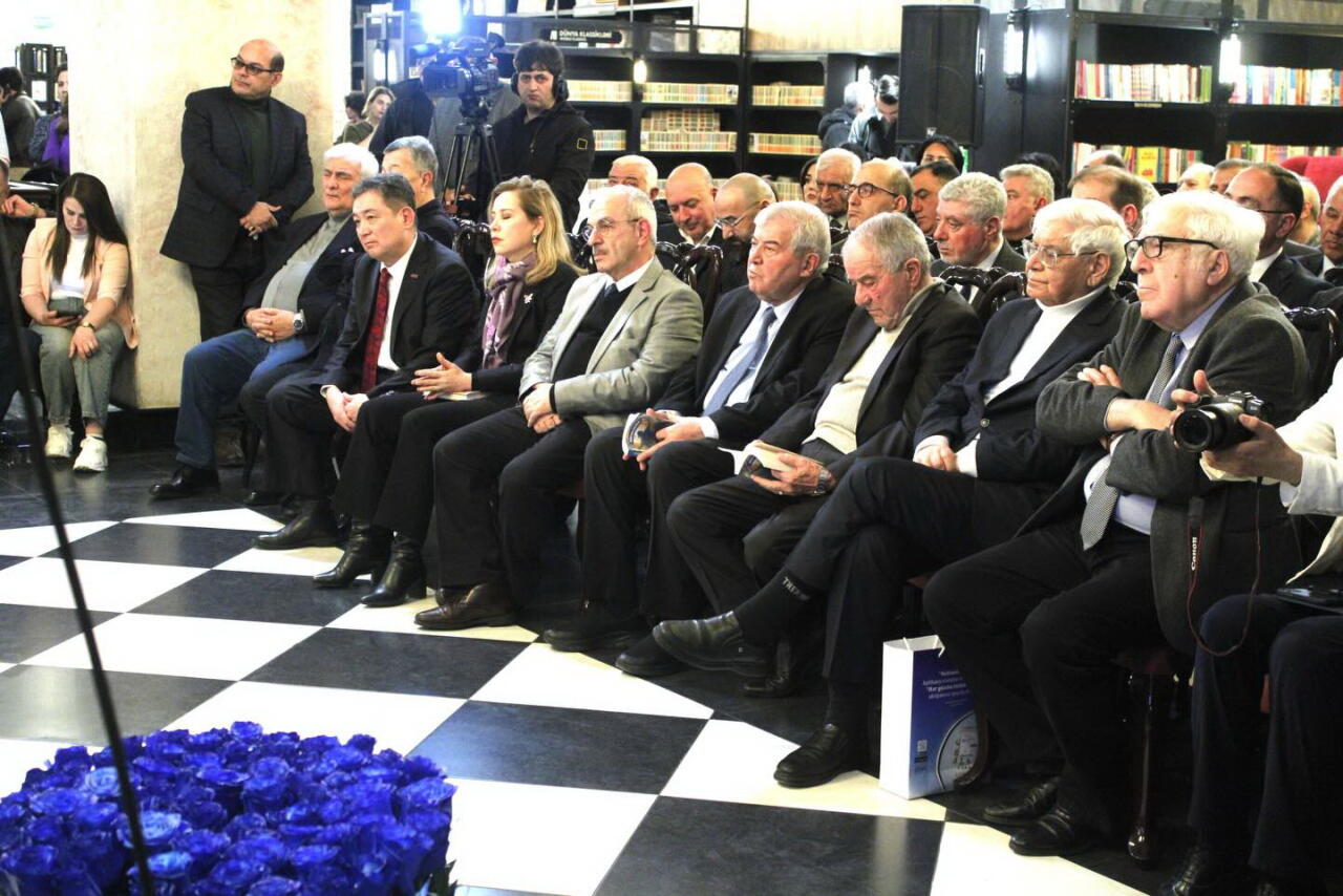 В Баку состоялась презентация новой книги азербайджанского поэта Рустама Бехруди