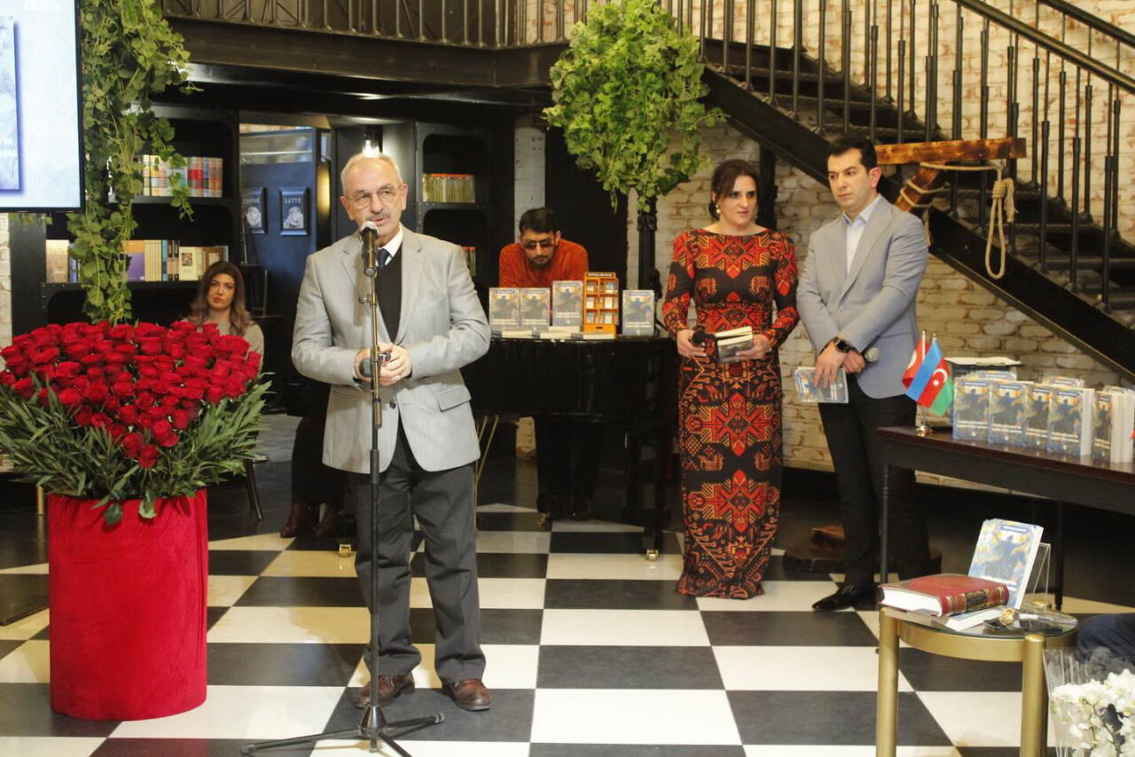 В Баку состоялась презентация новой книги азербайджанского поэта Рустама Бехруди