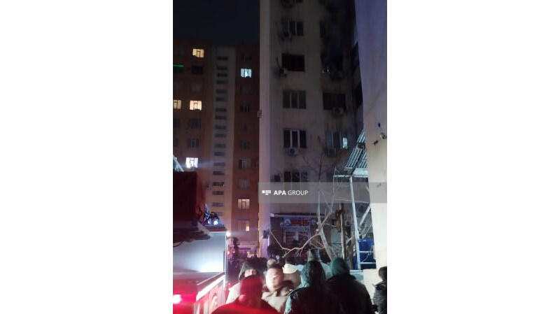 В Баку произошел пожар в многоэтажке