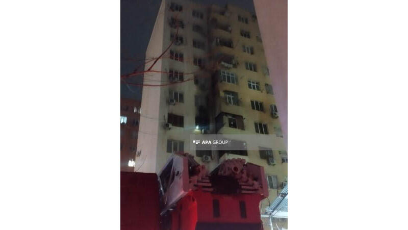 В Баку произошел пожар в многоэтажке