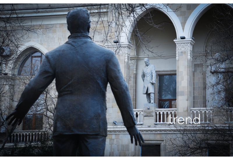 Milli Kitabxananın fasadından Bakıya baxan böyük adların daş qalereyası