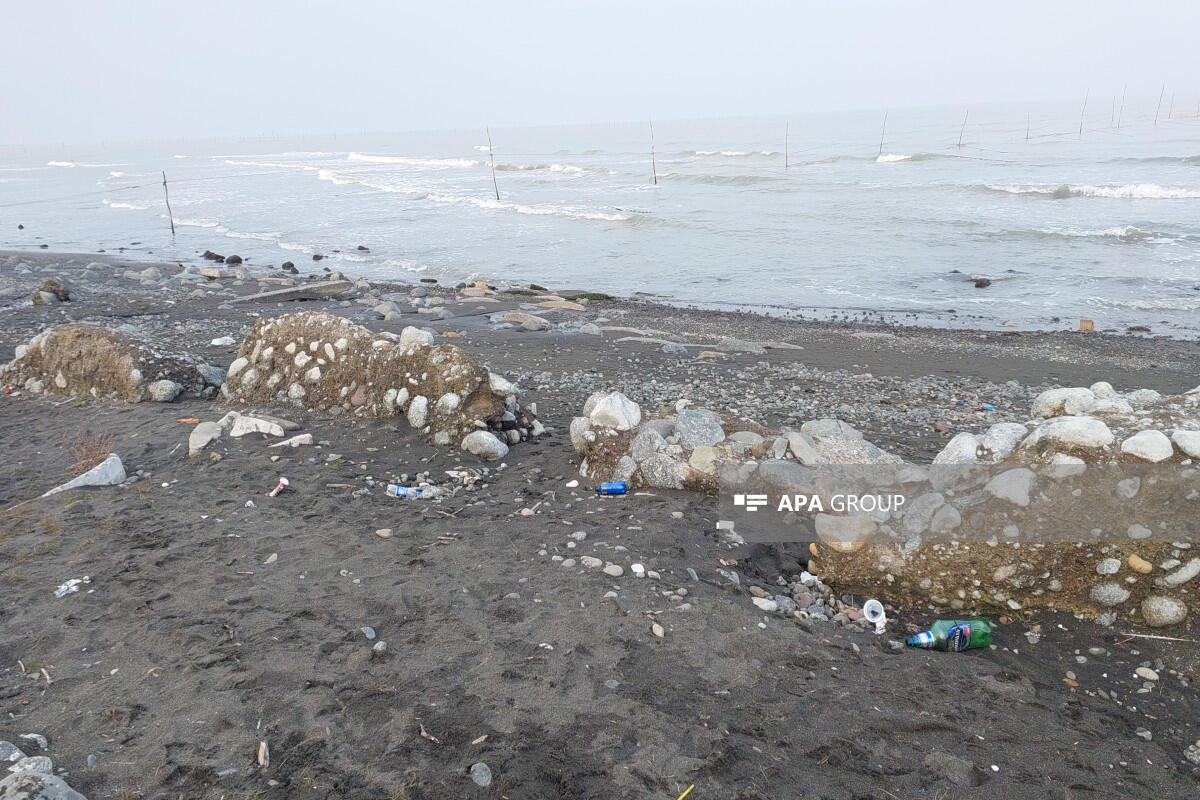 На побережье Каспия вновь показались бетонные конструкции