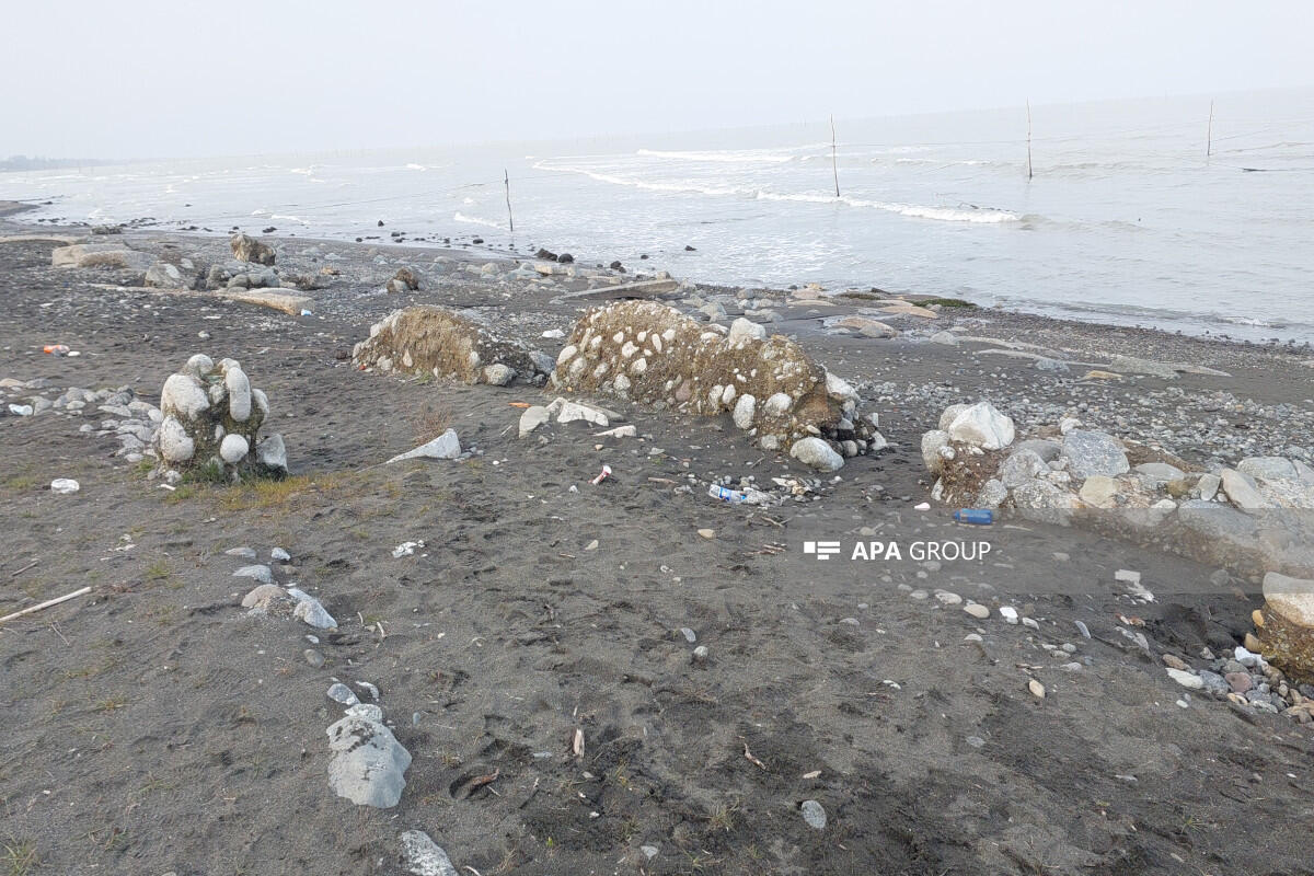 На побережье Каспия вновь показались бетонные конструкции