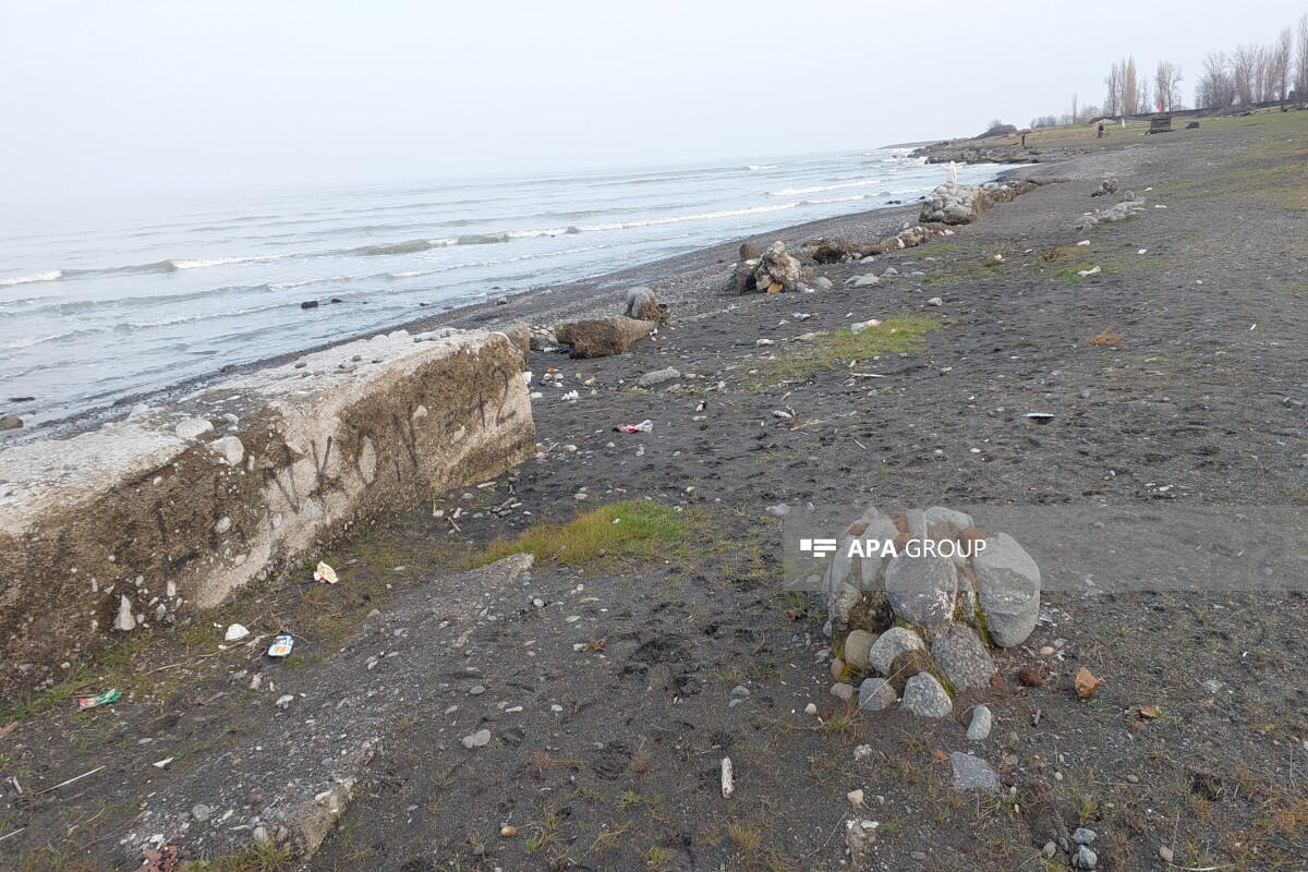 На побережье Каспия вновь показались бетонные конструкции