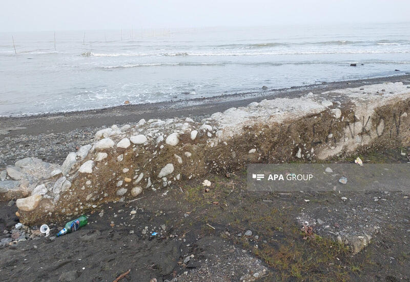 На побережье Каспия вновь показались бетонные конструкции