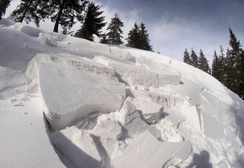 Двух туристов унесло снегом во время схода лавины в горах Европы