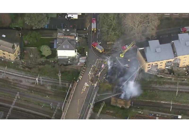 Пожар парализовал движение поездов в Лондоне