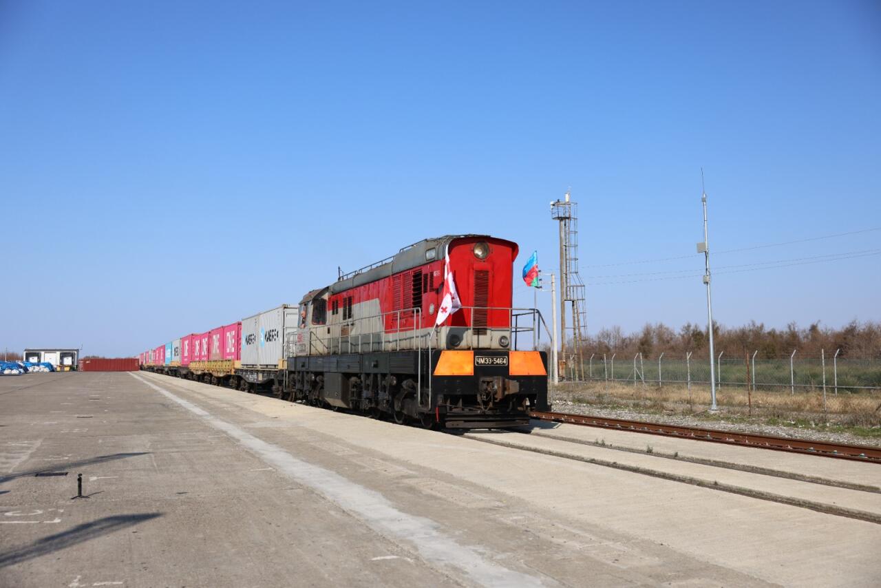 Из Поти в Баку отправлены экспресс-блок-поезда