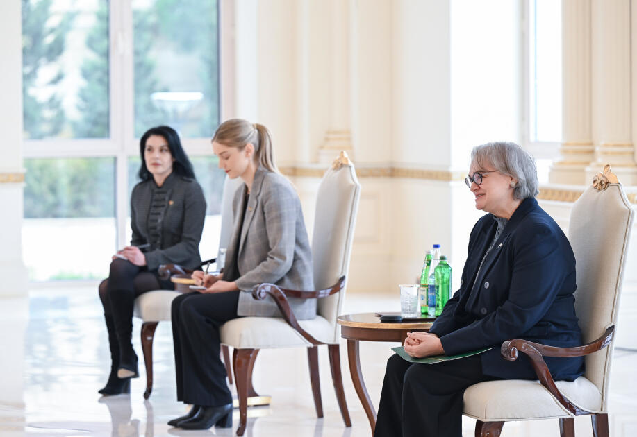 Президент Ильхам Алиев принял верительные грамоты новоназначенного посла Австралии