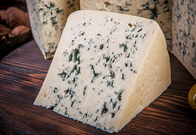 Почему из-за сыра с плесенью может болеть голова?