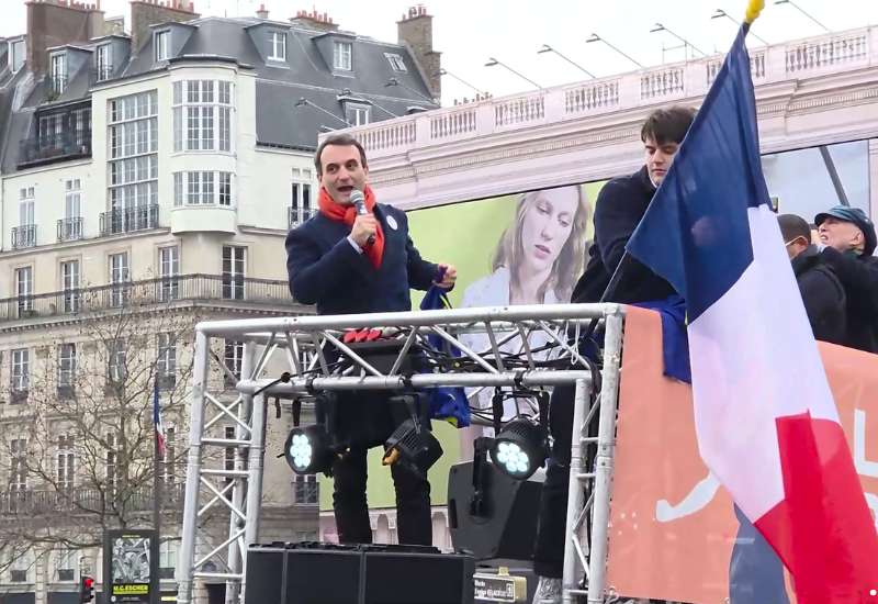 Во Франции разорвали флаг ЕС