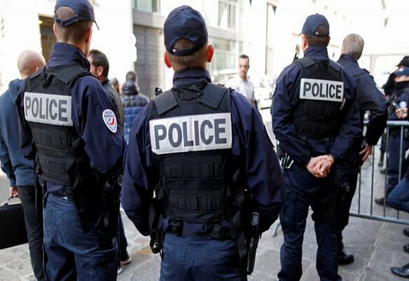 Десятки тысяч человек вышли на улицы Франции