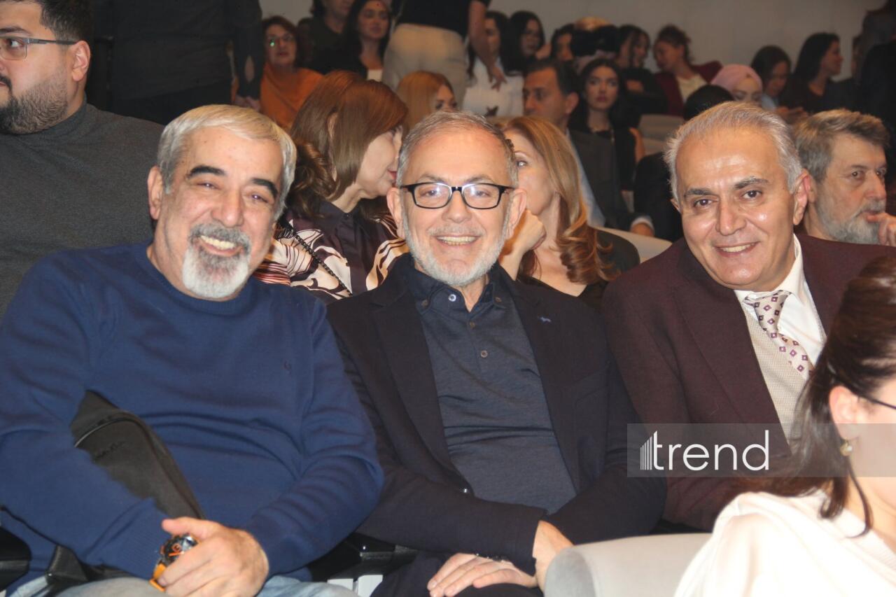 Деньги меняют не только облик города, но и самих людей... – "Нефтяной бум улыбается всем" в Баку встречен овациями