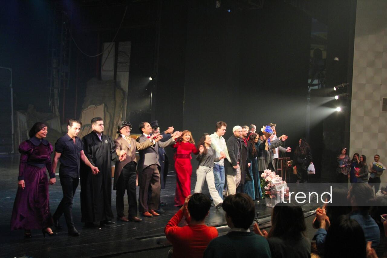 Деньги меняют не только облик города, но и самих людей... – "Нефтяной бум улыбается всем" в Баку встречен овациями