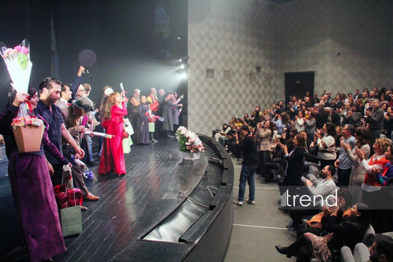 Деньги меняют не только облик города, но и самих людей... – "Нефтяной бум улыбается всем" в Баку встречен овациями