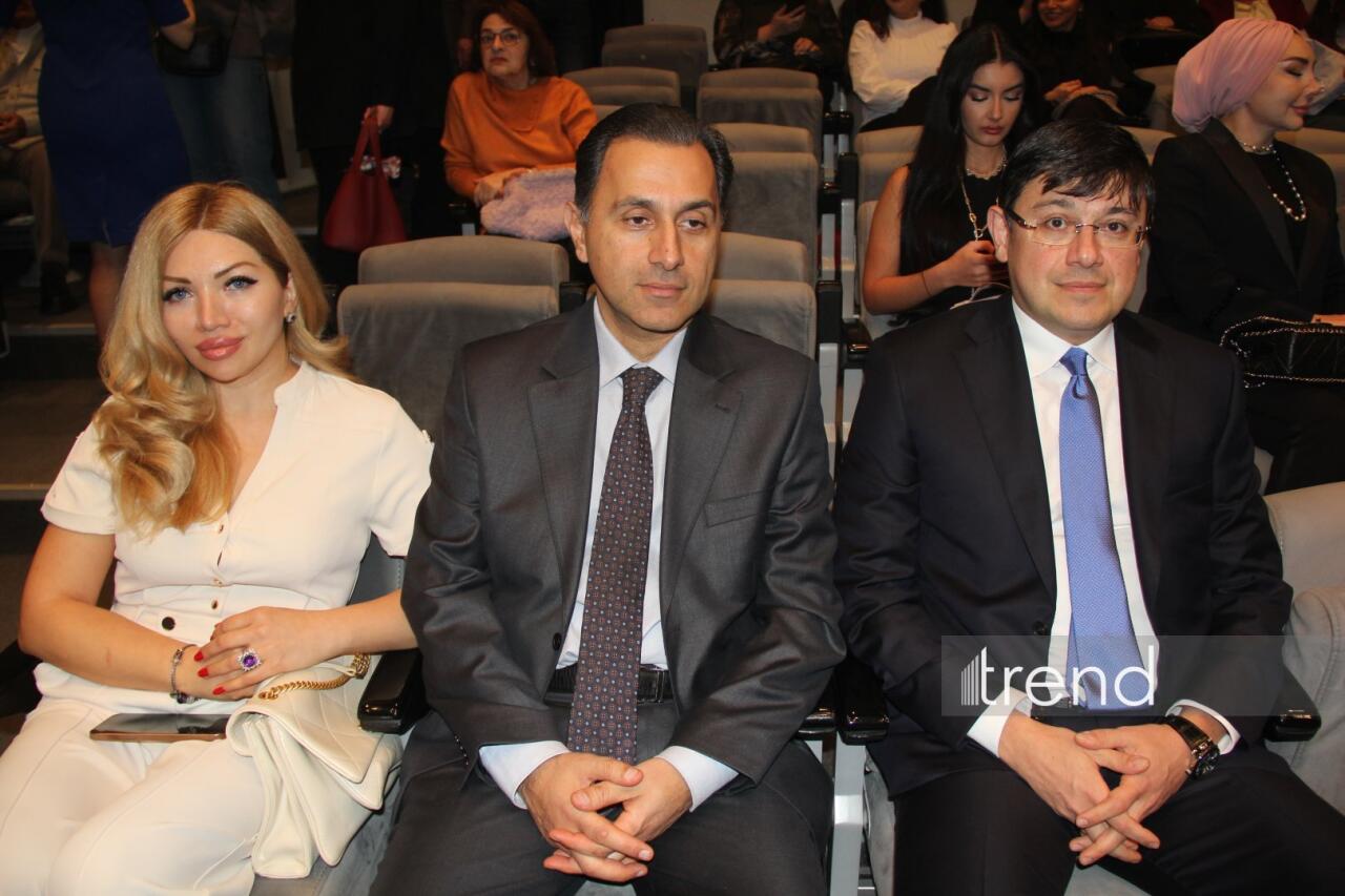 Деньги меняют не только облик города, но и самих людей... – "Нефтяной бум улыбается всем" в Баку встречен овациями