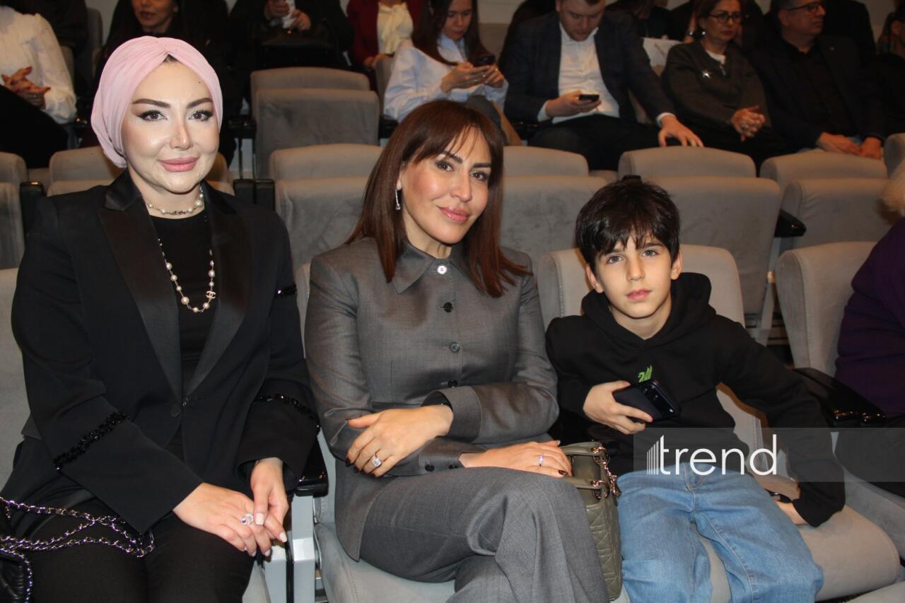 Деньги меняют не только облик города, но и самих людей... – "Нефтяной бум улыбается всем" в Баку встречен овациями