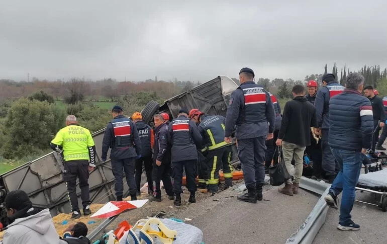 Пассажирский автобус опрокинулся в Анталии,
