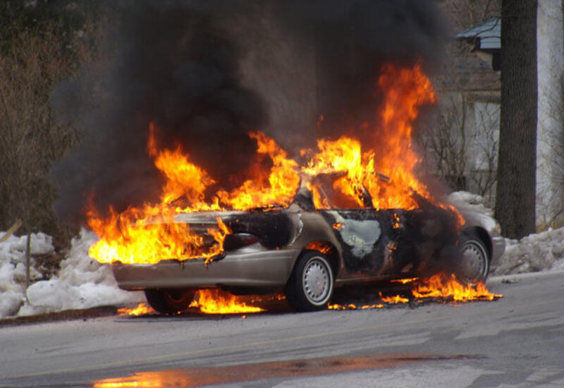 В Баку загорелся автомобиль