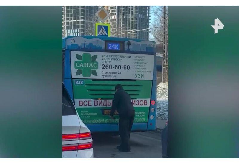 Водитель потушил загоревшийся автобус голыми руками