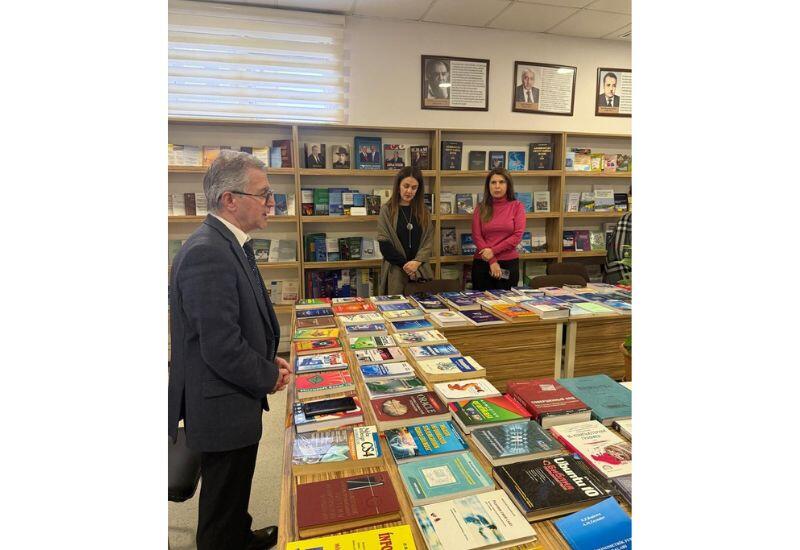 Проходит книжная выставка, посвященная 105-летию со дня рождения ученого Лютфи Заде