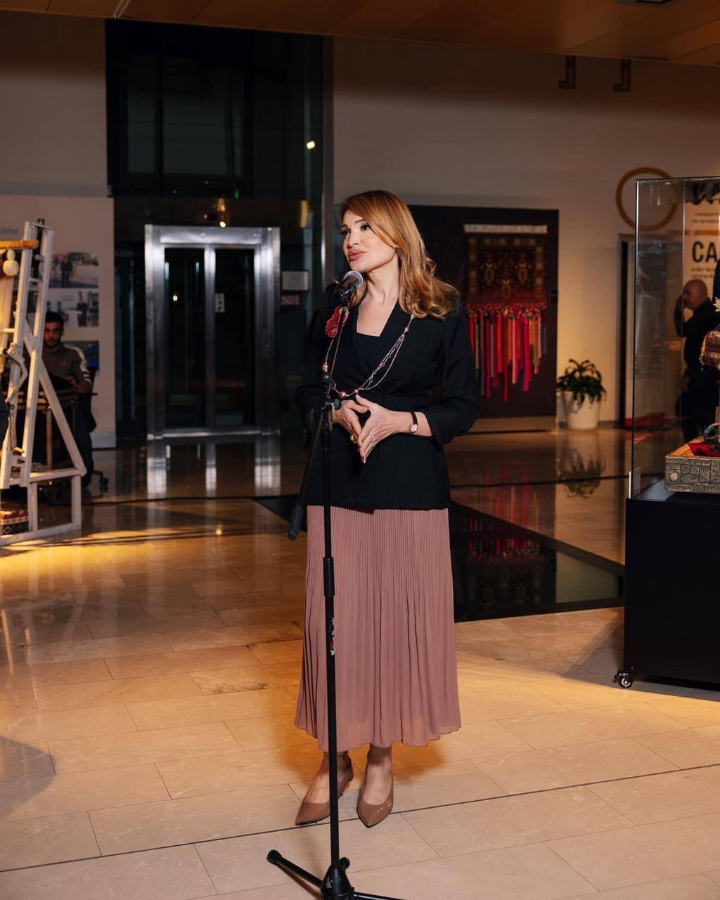 Как в Баку воплотили нереализованные мечты женщин - холст как исповедь