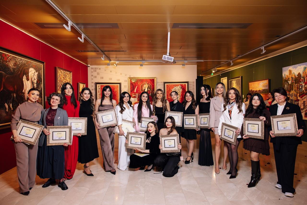 Как в Баку воплотили нереализованные мечты женщин - холст как исповедь