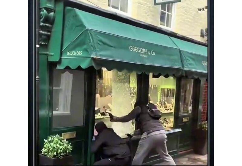 Ювелирный магазин ограбили средь бела дня в Лондоне
