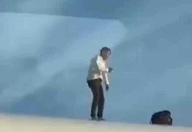 В Испании мужчина забрался на самолет и устроил на нем танцы