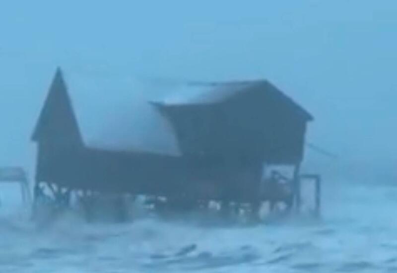 Штормовая волна в США смыла дом