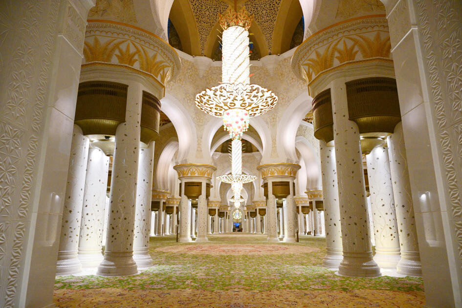 Heydər Əliyev Fondunun vitse-prezidenti Leyla Əliyeva Əbu-Dabidə Şeyx Zayed məscidini ziyarət edib