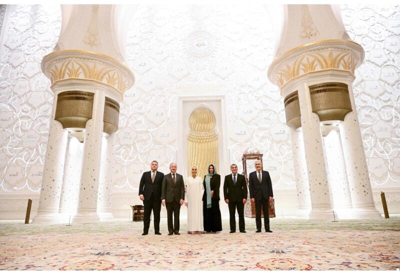 Heydər Əliyev Fondunun vitse-prezidenti Leyla Əliyeva Əbu-Dabidə Şeyx Zayed məscidini ziyarət edib